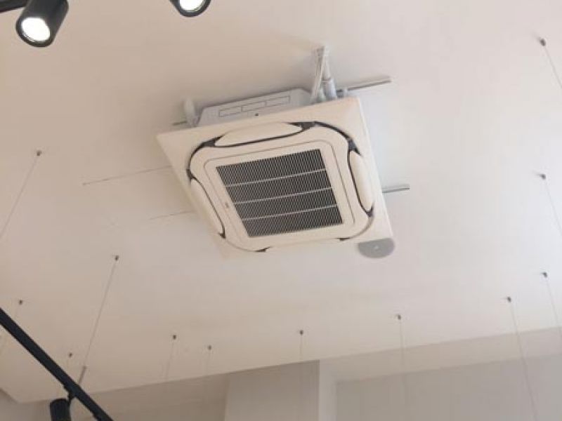 Equipo de climatización instalado en techo