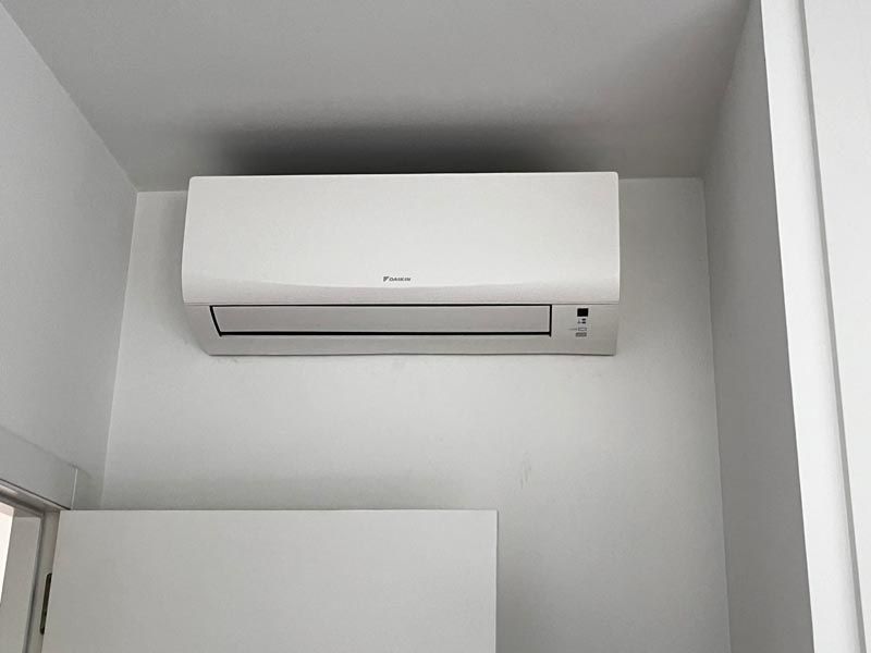 Vista de modelo Dakin instalado en pared