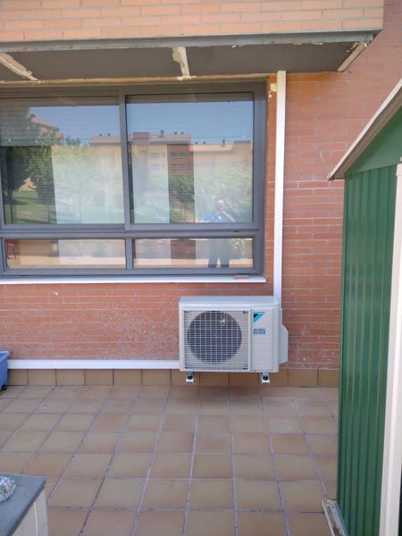 Equipo de aire acondicionado bajo ventana
