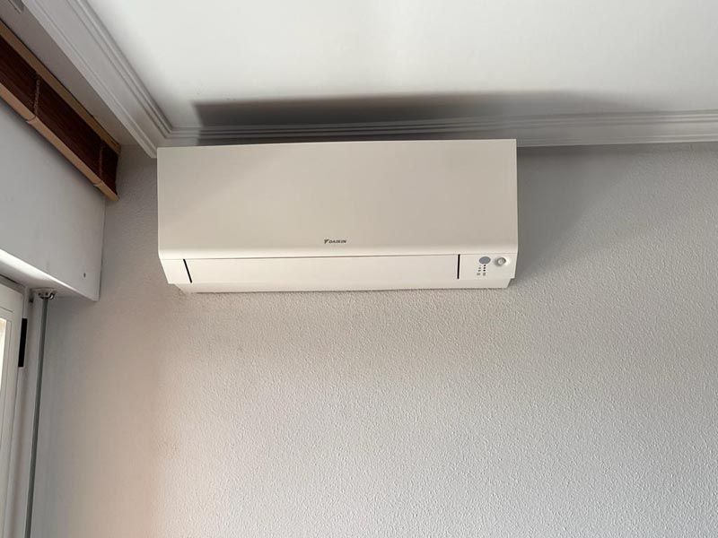 Vista de modelo Dakin instalado en pared