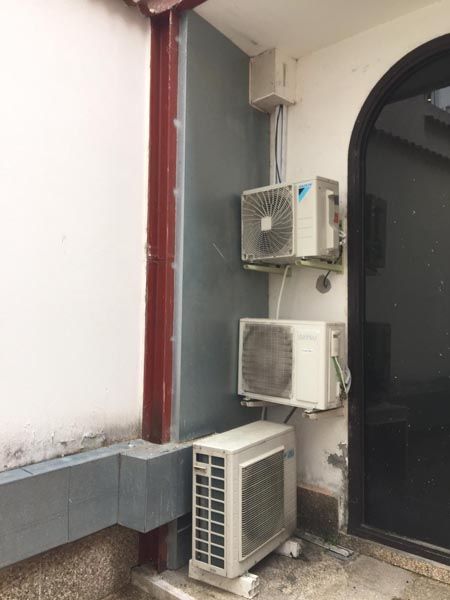 Vista de modelo Dakin instalado en pared