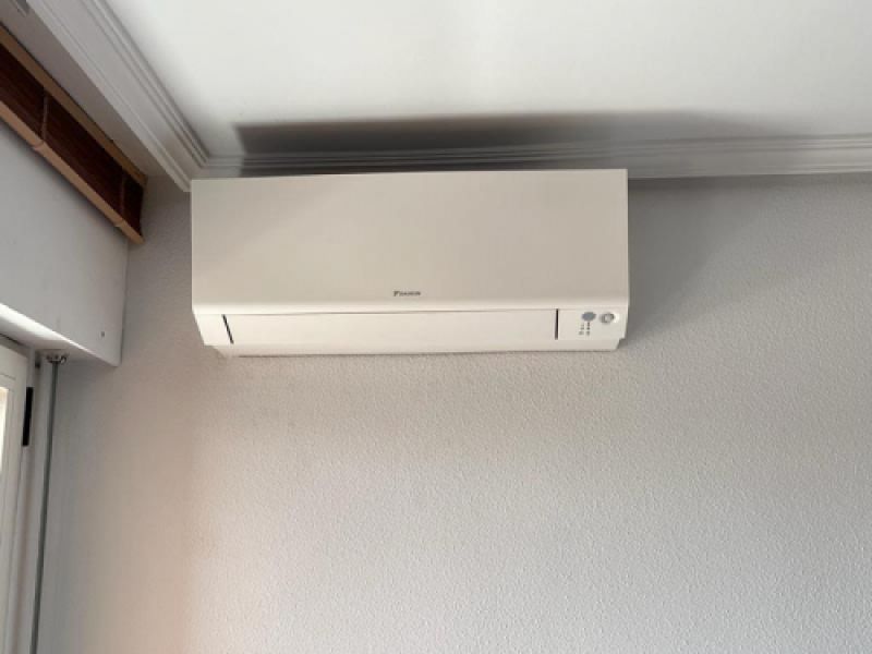 Vista de modelo Dakin instalado en pared