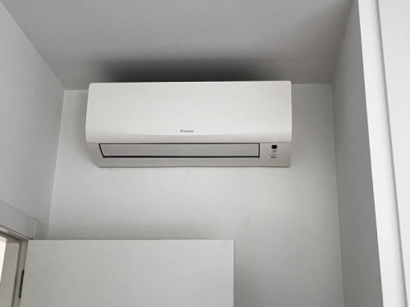 Vista de modelo Dakin instalado en pared